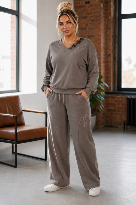 Komplet Dresowy Plus Size z szeroką nogawką i dekoltem w panterkę fango