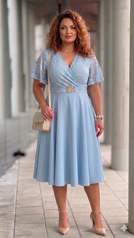 Sukienka z koronkowym dekoltem baby blue