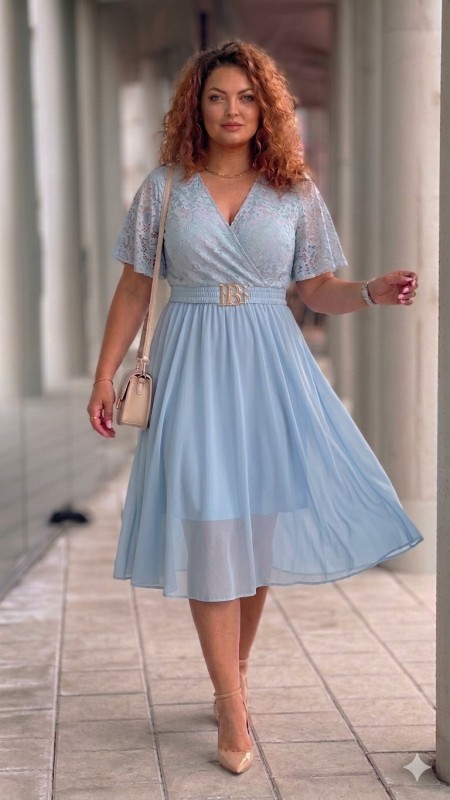 Sukienka z koronkowym dekoltem błękitna