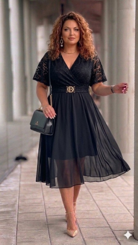 Sukienka z koronkowym dekoltem czarna