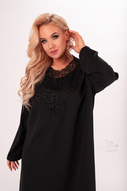 Sukienka z gipiurą na dekolcie czarna